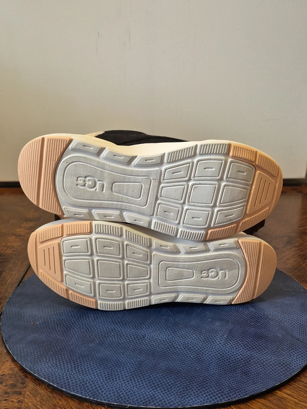 UGG